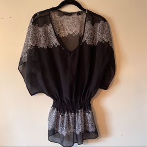 INVESTMENTS Women V-Neck Top Black White Floral Sheer Short Sleeve Size Small